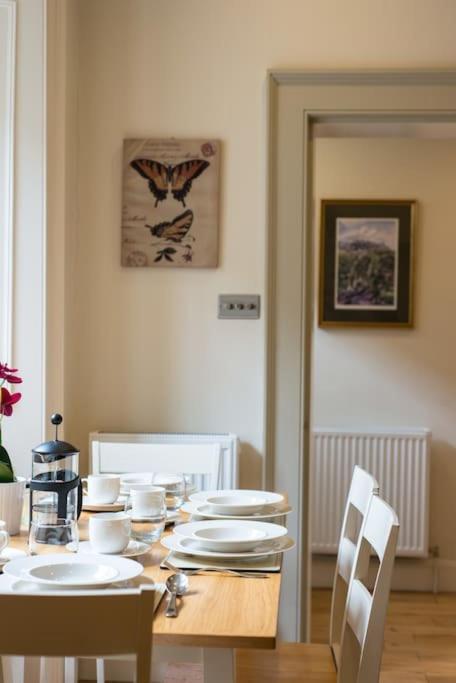 Self Catering , City Centre Apartment With Parking Édimbourg Extérieur photo