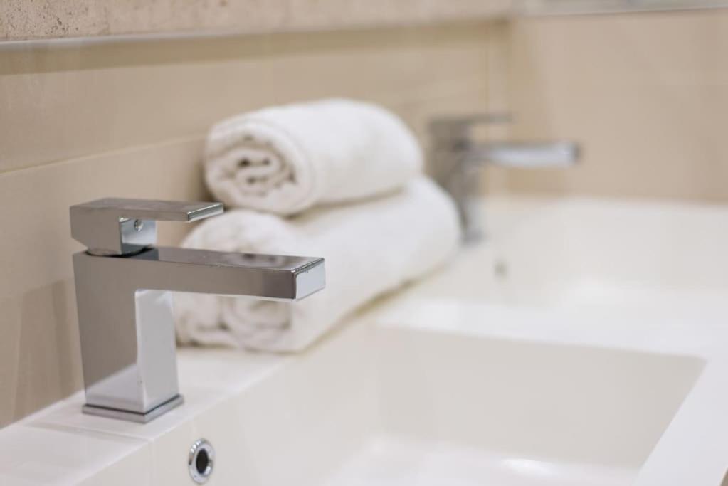 Self Catering , City Centre Apartment With Parking Édimbourg Extérieur photo