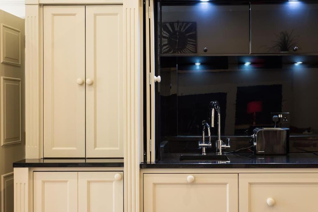 Self Catering , City Centre Apartment With Parking Édimbourg Extérieur photo